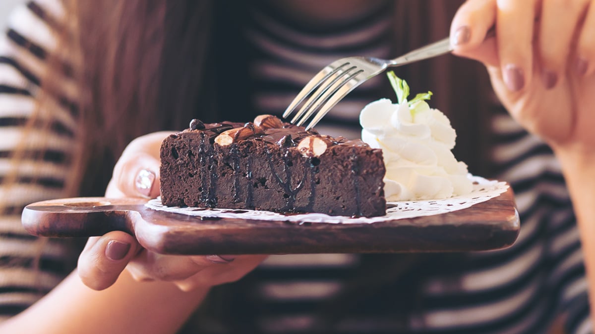 Chokladkaka med vispad grädde på tallrik - Applikationer - AAK